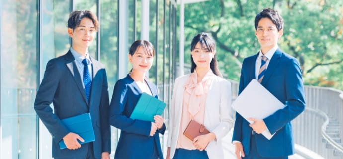 男女スーツ姿のスタッフが並んでいる様子